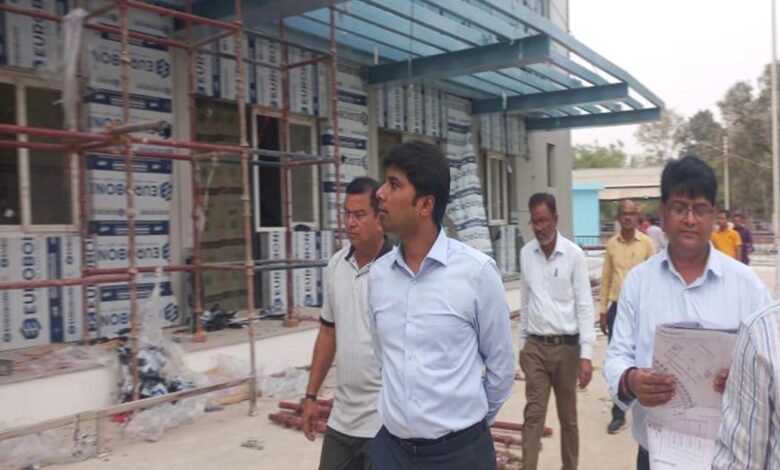 निर्माणधीन फ़ीस मंडी का निरिक्षण करते सीडीओ चंदौली