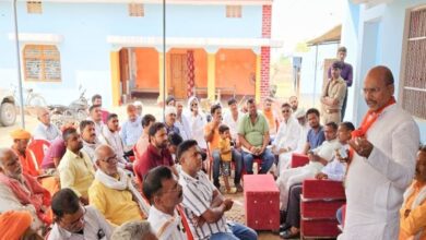 गांव चलो अभियान के तहत जनता को सरकार के योजनाओ की जानकारी देते ब्लॉक प्रमुख अजय सिंह
