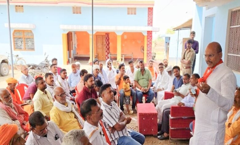 गांव चलो अभियान के तहत जनता को सरकार के योजनाओ की जानकारी देते ब्लॉक प्रमुख अजय सिंह