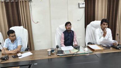 समीक्षा बैठक में निर्देश देते डीएम चंद्र मोहन गर्ग