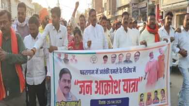 पीडीडीयू नगर में बीजेपी विधायक रमेश जायसवाल के नेतृत्व में निकाला गया जनाक्रोश रैली