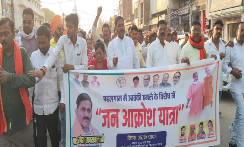 पीडीडीयू नगर में बीजेपी विधायक रमेश जायसवाल के नेतृत्व में निकाला गया जनाक्रोश रैली