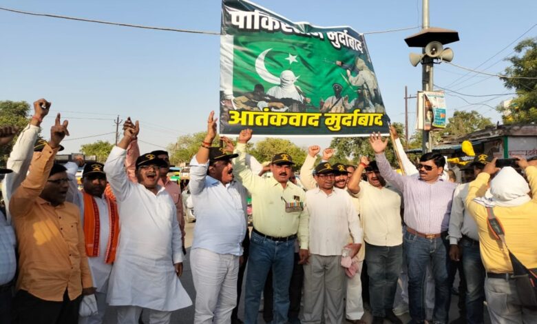 पाकिस्तान और आतंकवाद का पुतला फूंकते पूर्व सैनिक
