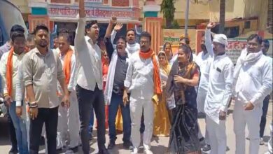 नगर पालिका कार्यालय पर प्रदर्शन करते सभासद