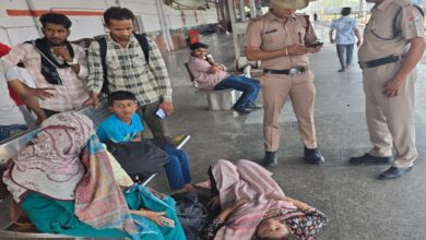 डीडीयू जंक्शन पर बीमार महिला की मदद करते आरपीएफ जवान