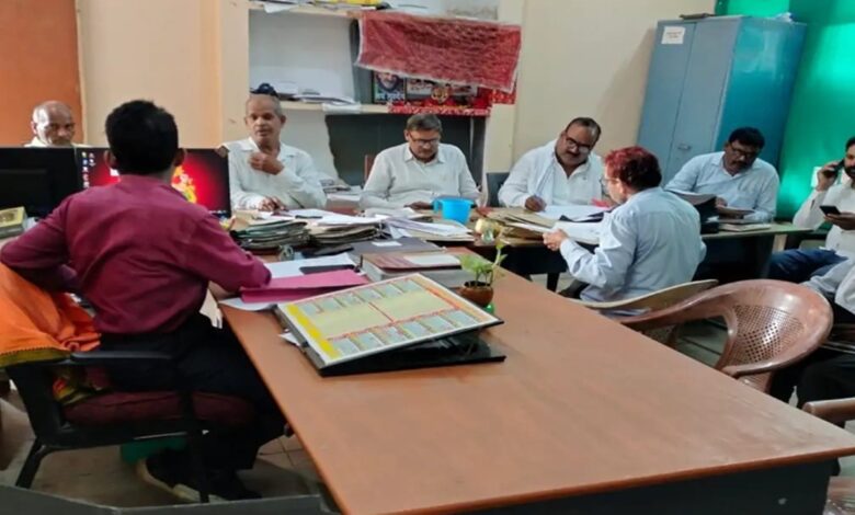 तहसील के संग्रह विभाग में पूर्व प्रधान की कुर्क की कार्रवाई में जुटे राजस्व संग्रह विभाग कर्मी
