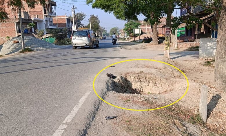 सकलडीहा कमालपुर मार्ग पर ईटवा प्राथमिक विद्यालय के समीप मोबाइल कंपनी की ओर से खोदा गया गड्ढा