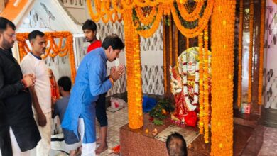 सकलडीहा कस्बा के नागेपुर पंचमुखी हनुमान मंदिर पर दर्शन पूजन करते हुए मंत्री अनिल राजभर