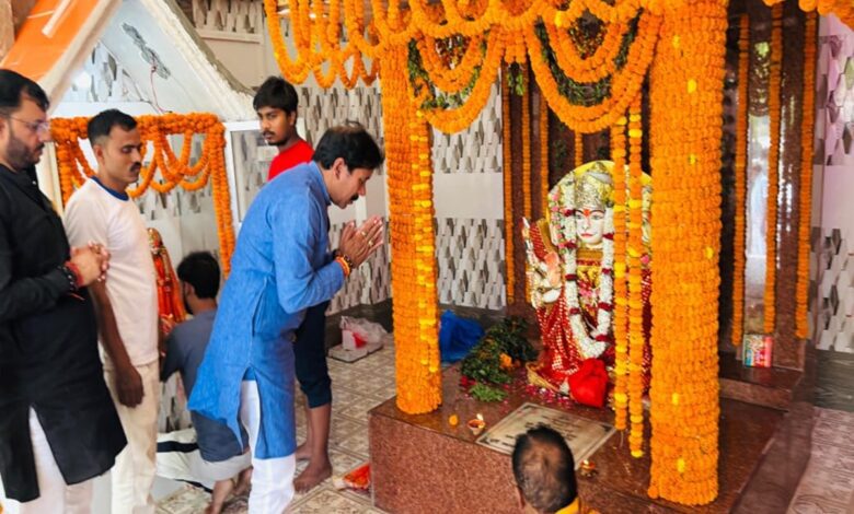सकलडीहा कस्बा के नागेपुर पंचमुखी हनुमान मंदिर पर दर्शन पूजन करते हुए मंत्री अनिल राजभर