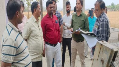 हाटा गांव में जांच करते अधिकारी