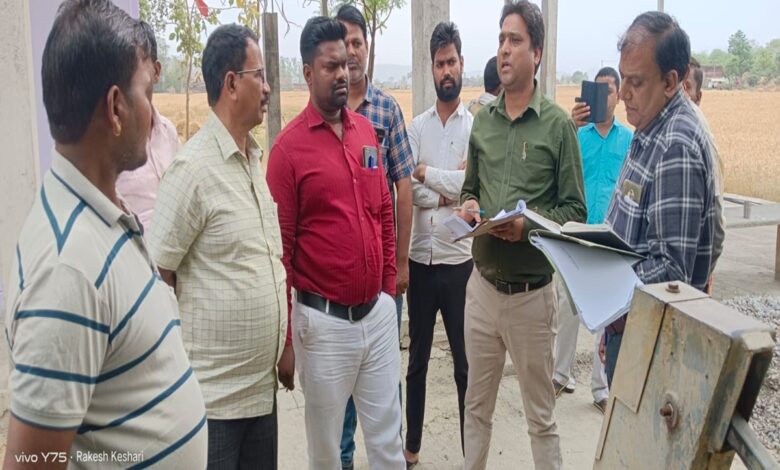 हाटा गांव में जांच करते अधिकारी