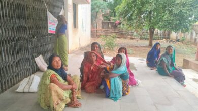 रोते बिलखते परिजन