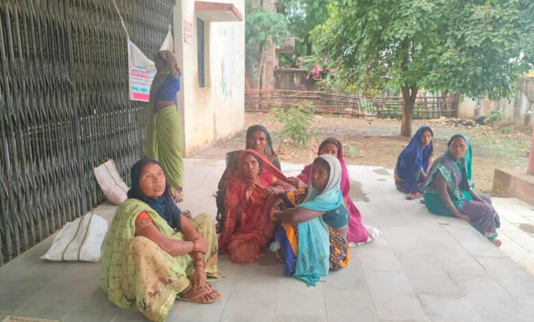 रोते बिलखते परिजन