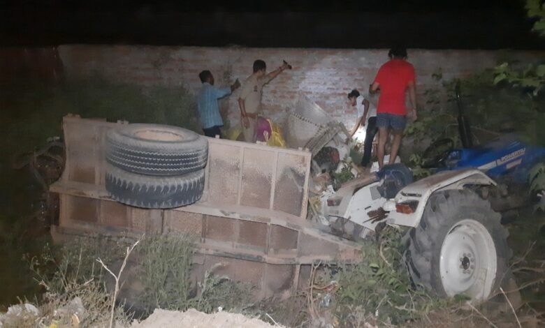 गड्ढे में पलटी ट्रैक्टर