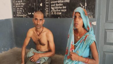 चहनिया प्राथमिक स्वास्थ्य केंद्र में घायल युवक अपनी पत्नी के साथ
