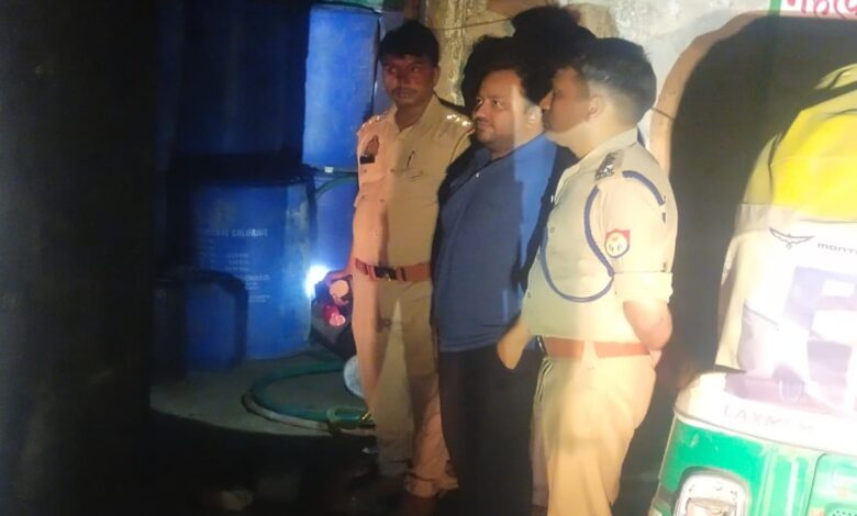 छपेमारी के दौरान गोदाम में मौजूद एसडीएम, सीओ और मुग़लसराय कोतवाल