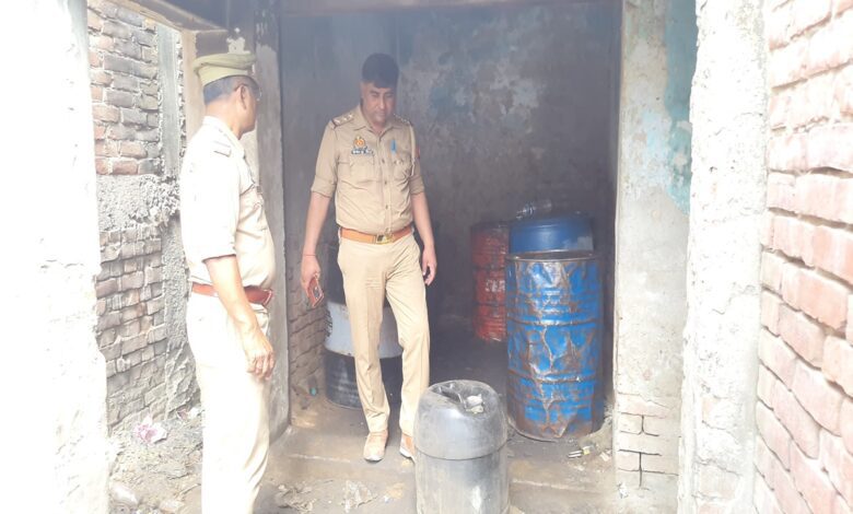अवैध तेल गोदाम छापेमारी करते अलीनगर थानाध्यक्ष विनोद मिश्रा क्राइम प्रभारी रमेश यादव