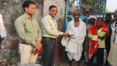 फरसंड मोहनपुर सफाई कर्मी के घर पहुंचकर परिजनों को सहयोग प्रदान करते हुए