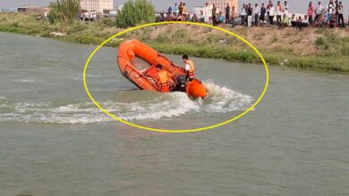 गंगा नहर में डूबी बहनों के शव की तलाश करती एसडीआरएफ की टीम