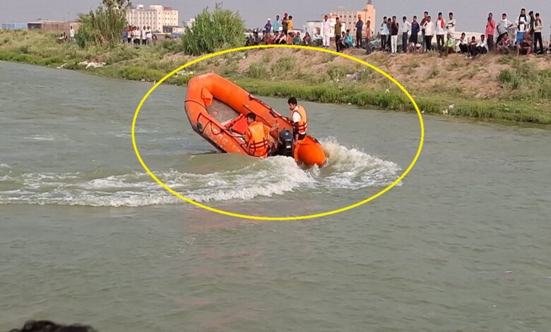 गंगा नहर में डूबी बहनों के शव की तलाश करती एसडीआरएफ की टीम