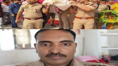 पुलिस लाइन में शहीद दुर्गेश कुमार सिंह के पार्थिव शरीर को कंधा देते एसपी चंदौली