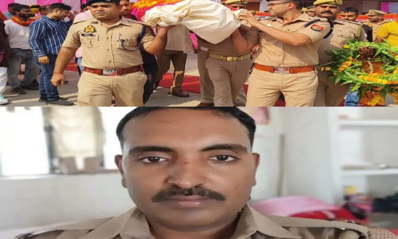 पुलिस लाइन में शहीद दुर्गेश कुमार सिंह के पार्थिव शरीर को कंधा देते एसपी चंदौली
