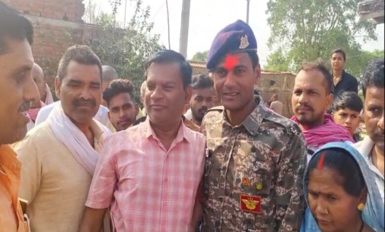 परिजनों सहित ग्रामीणों ने माथे पर सिंदूर लगाकर सेना के जवान को किया विदा