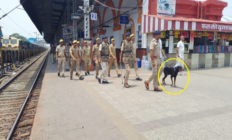 डीडीयू जंक्शन पर सिक्योरिटी चेकिंग करती संयुक्त टीम