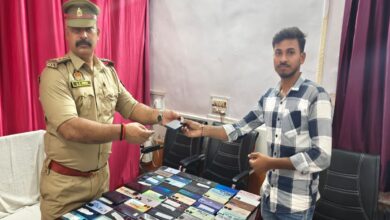 मोबाइल धारक को उसका खोया मोबाइल वापस लौटाते जीआरपी इंस्पेकटर डीडीयू सुनील कुमार सिंह