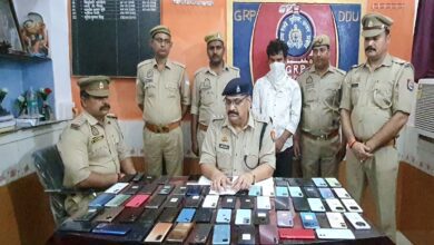 जीआरपी डीडीयू कोतवाली में मामले का खुलासा करते सीओ जीआरपी कुंवर प्रभात सिंह