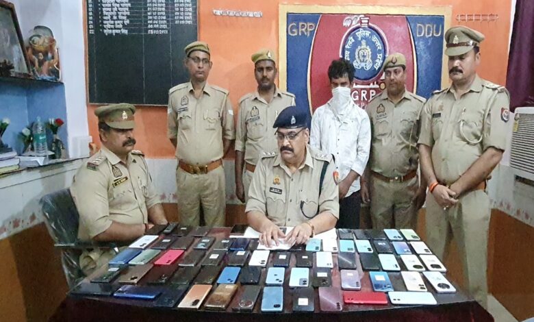 जीआरपी डीडीयू कोतवाली में मामले का खुलासा करते सीओ जीआरपी कुंवर प्रभात सिंह