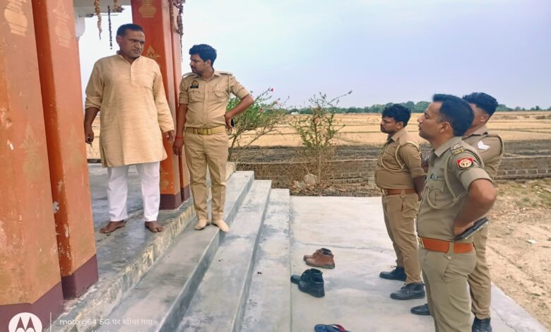 मंदिर में जांच करने पहुंची पुलिस