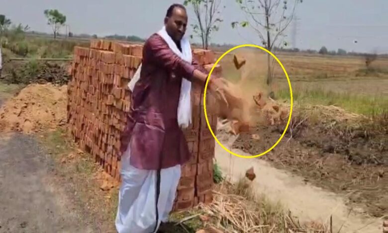 दोयम दर्जे की ईंट को तोड़ कर दिखाते पूर्व सपा विधायक मनोज सिंह डब्ल्यू