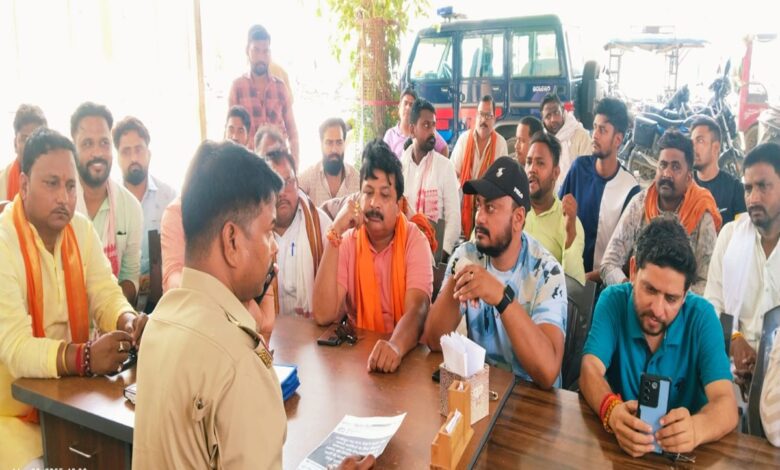 मुग़लसराय कोतवाली में यूट्यूबर द्वारा बीजेपी पर विवादित टिप्पणी को लेकर शिकायत दर्ज कराने पहुंचे भाजपाई