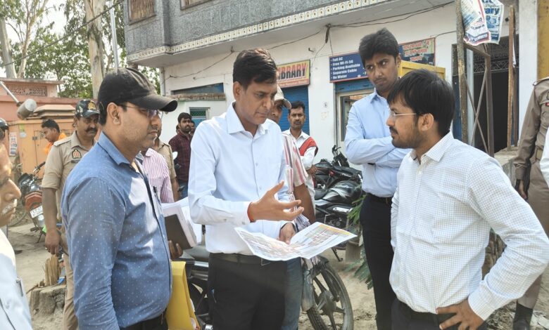 सड़क चौड़ीकरण कार्य की जानकारी देते डीएम