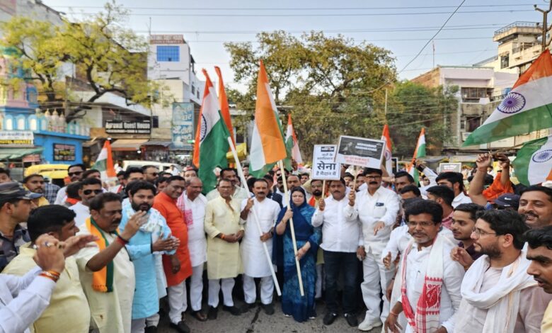 तिरंगा यात्रा निकालते, बीजेपी राज्यसभा सांसद, बीजेपी विधायक, बीजेपी जिलाध्यक्ष, ब्लॉक प्रमुख सहित सैकड़ो बीजेपी कार्यकर्ता