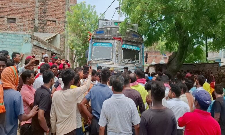 घटना स्थल पर हंगामा करते ग्रामीण
