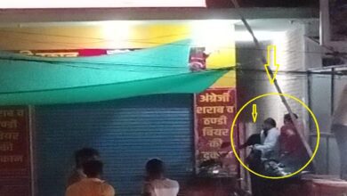 मंगलवार की रात 10 बजकर 11 मिनट पर चोर दरवाजे से बेचीं जा रही शराब
