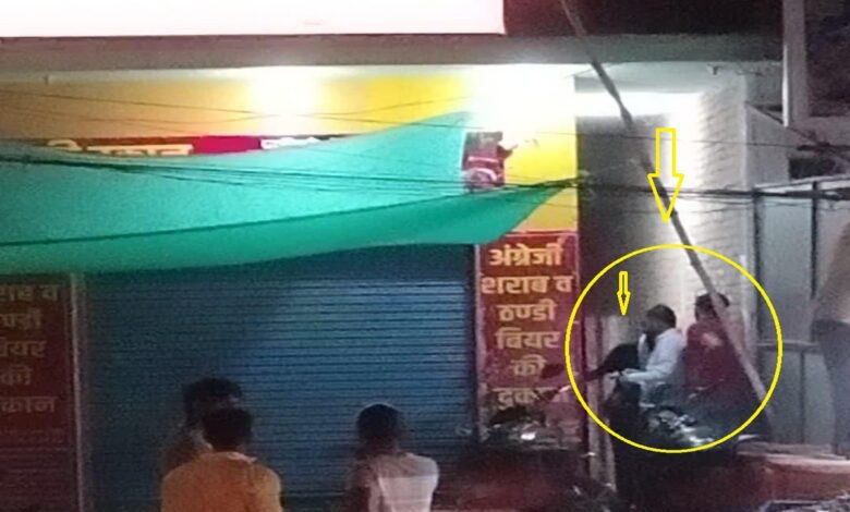 मंगलवार की रात 10 बजकर 11 मिनट पर चोर दरवाजे से बेचीं जा रही शराब