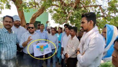 मुगलसराय एसडीएम नक्शे के साथ ग्रामीणों को समझाते हुए