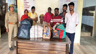 मुगलसराय पुलिस की गिरफ्त में पकड़े गए अंग्रेजी शराब के साथ तस्कर