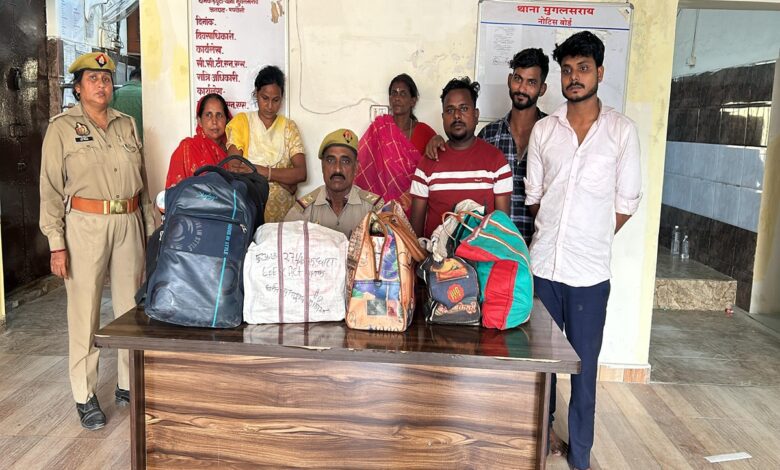मुगलसराय पुलिस की गिरफ्त में पकड़े गए अंग्रेजी शराब के साथ तस्कर