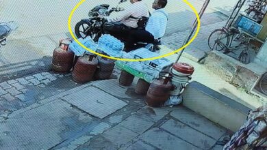 सीसीटीवी कैमरे में कैद हुए दोनों ठग