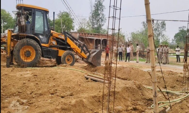 अवैध अतिक्रमण हटाता बुलडोजर