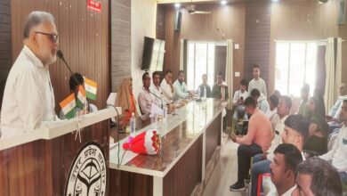 क्षेत्र पंचायत सदस्यों की बैठक को संबोधित करते खंड विकास अधिकारी नियामताबाद