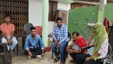 आरोपी के घर धरना देते ठगी के शिकार धरना देते पीड़ित