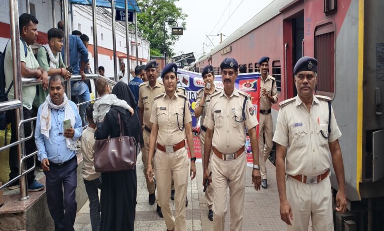 डीडीयू जंक्शन पर रेल यात्रियों को जागरूक करते आरपीएफ की टीम
