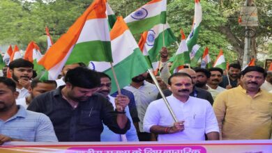 सैयदराजा में निकाले गए तिरंगा यात्रा में तिरंगा लेकर चलते सैयदराजा बीजेपी विधायक सुशील सिंह