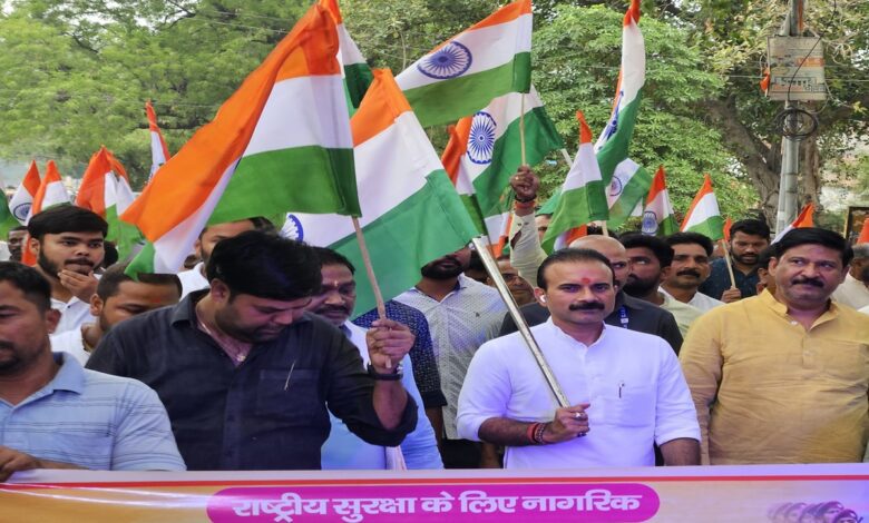 सैयदराजा में निकाले गए तिरंगा यात्रा में तिरंगा लेकर चलते सैयदराजा बीजेपी विधायक सुशील सिंह