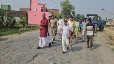 सैयदराजा जमानियां क्षतिग्रस्त मार्ग को दिखाते पूर्व सपा विधायक